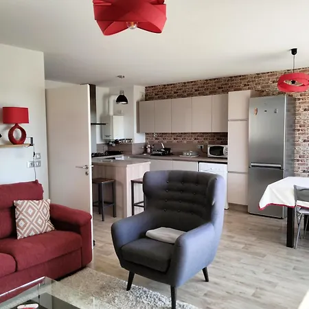 Lawrence House Barnes Apartment *