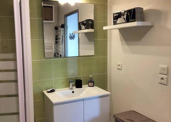 Lawrence House Barnes Apartment *