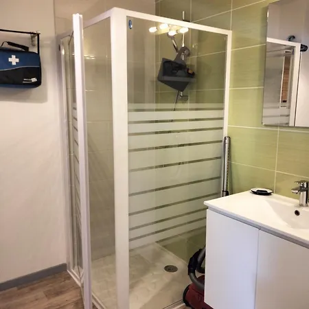 Lawrence House Barnes * בידאר